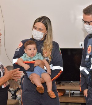 Família de bebê salvo após engasgar reencontra socorristas que atuaram no caso