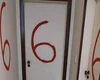 Jovem mata os pais e desenha crucifixo invertido e 666 nas paredes