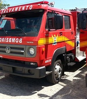 Carro pega fogo e mobiliza bombeiros no Santos Dumont, em Maceió