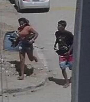 [Vídeo] Câmera de segurança flagra casal em fuga após roubar turistas na Barra de São Miguel 