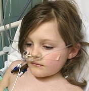 Menina é colocada em coma após reação à covid-19