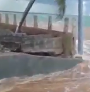[Vídeo] Força da maré destrói muro de contenção no Pontal do Peba 