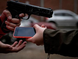 Assaltante rende duas vítimas e rouba celulares em Padaria no Centro de Palmeira