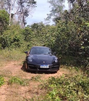 Adolescentes roubam Porsche e o abandonam em mata após combustível acabar
