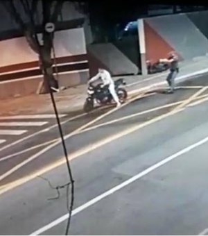 [Vídeo] Câmera flagra momento que policial mata piloto de moto pelas costas