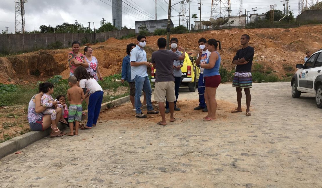 Moradores tentam religar água no bairro Arnon de Mello e Casal chega com a polícia para impedir