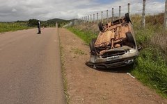 Motorista sai de pista e capota veículo em Taquarana
