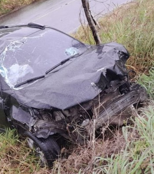 Motorista perde controle de veículo e carro vai parar fora da pista em Girau do Ponciano