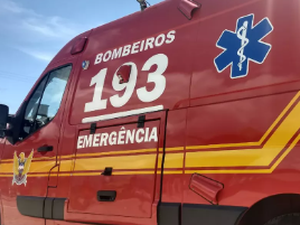 Colisão entre carro e moto deixa pessoa ferida na Av. Siqueira Campos