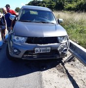 Motorista perde o controle de veículo e colide em mureta de rodovia