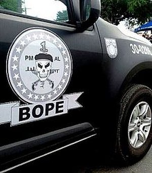 Operçaõ do BOPE prende duas pessoas e apreende armas em comunidades de Arapiraca