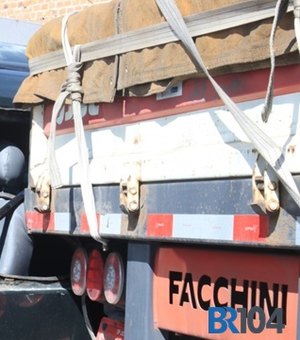 Colisão entre van e caminhão deixa trânsito lento em União dos Palmares
