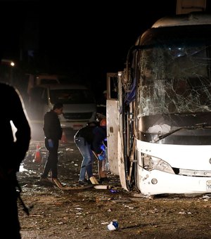 Bomba mata turistas em ônibus perto de pirâmides no Egito