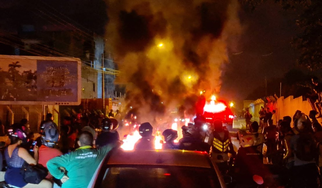 Protestantes fecham via na Santa Amélia na noite desta terça-feira (12)