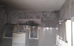 Parte da cozinha foi atingida pelas chamas 