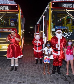 Ônibus natalinos encantam maceioenses durante carreata iluminada