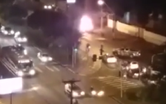 Vídeo mostra momento em que viaturas da polícia chegam no local do incêndio