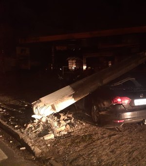  [Vídeo] Motorista perde controle do veículo, derruba poste e foge do local em Maceió