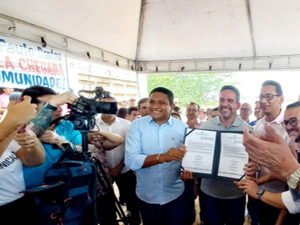 Paulo Dantas assina ordem de serviço para retomada das obras de hospital em Palmeira ao lado do prefeito Júlio Cezar