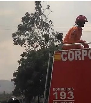 Caçamba de caminhão pega fogo no bairro da Cidade Universitária, em Maceió