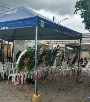 Familiares se despedem de jovem morta após acidente em Arapiraca