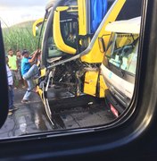 Caminhão colide em ônibus de turismo em São Luís do Quitunde