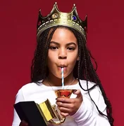 Beyoncé compartilha fotos da filha Blue Ivy usando primeiro Grammy como copo em comemoração