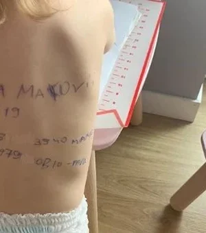 Mãe ucraniana anota contatos nas costas da filha com medo de perdê-la