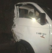 Colisão entre caminhões deixa quatro feridos na BR-104, em Branquinha