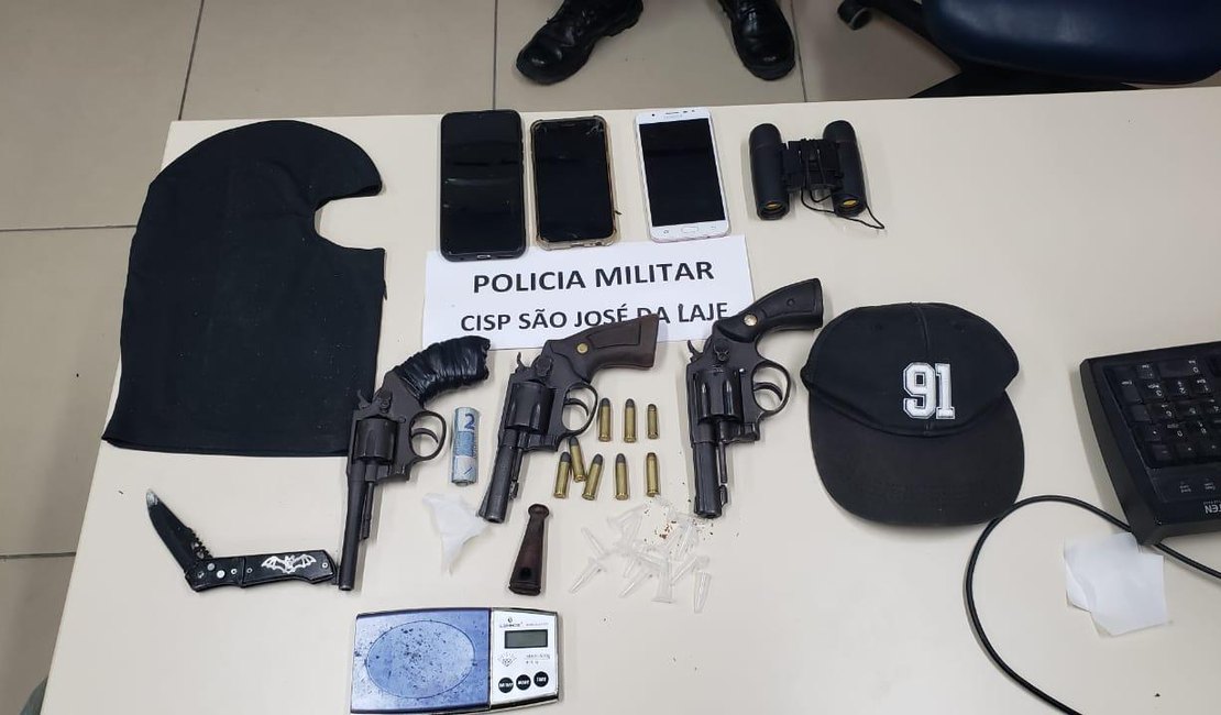 Militares do Cisp de São José da Laje apreendem armas e drogas de posse de três indivíduos suspeitos de cometer crimes na região