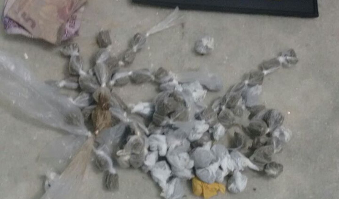 Usuário de drogas e traficante são presos na parte alta de Maceió