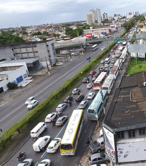 Com salários atrasados, motoristas de transporte escolar protestam no Cepa