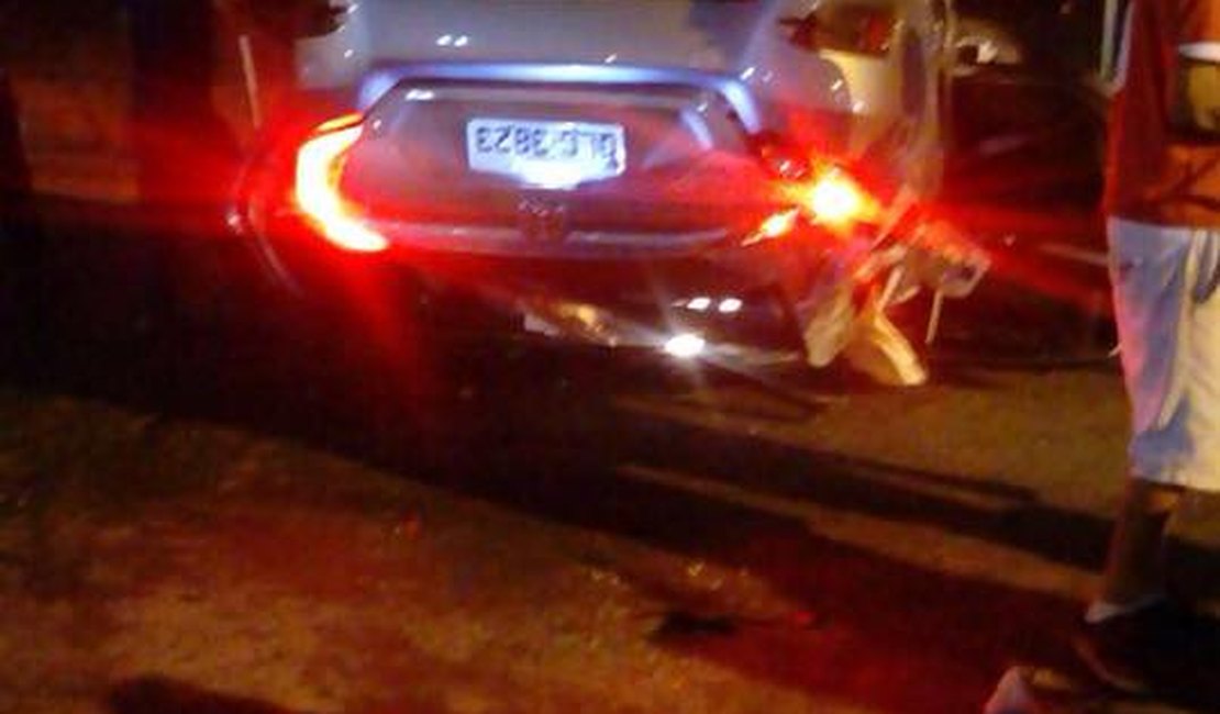 Veículo bate em poste e em seguida capota na Via Expressa, em Maceió
