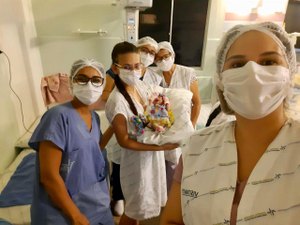 Hospital de Arapiraca veste bebês de UTI Neo com roupinhas de São João