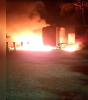 [Vídeo] Passo de Camaragibe: trailers são incendiados na Praia do Marceneiro