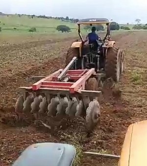 Agricultores são beneficiados com aragem de mais de 5.500 tarefas de terra