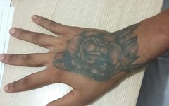 Uma tatuagem em uma das mãos de Fábio Francisco serviu como prova de sua participação nos crimes 7 Segundos - Maceió - Marcos Kromos
