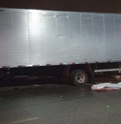 Acidente entre caminhão e moto deixa uma mulher morta e outra ferida, em Arapiraca