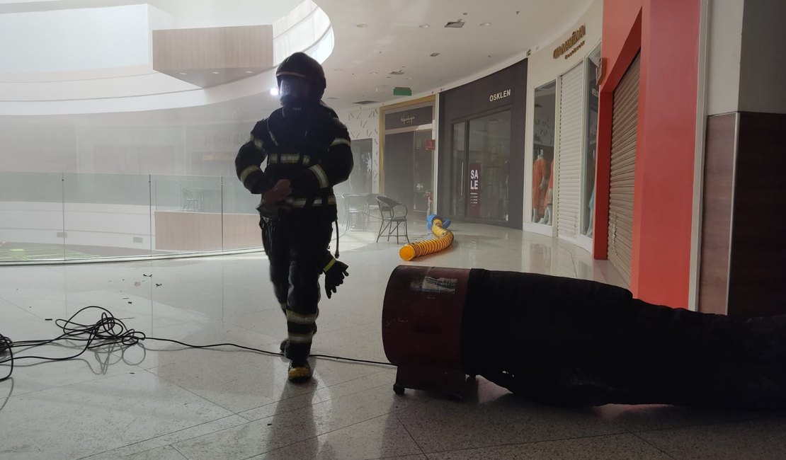 [Vídeo] Bombeiros controlam incêndio em loja de shopping na Cruz das Almas