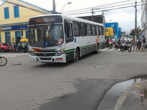 Motoristas de táxi-lotação esvaziam pneus de ônibus em protesto no Centro