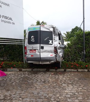 Motorista de ônibus 'causa' acidente para escapar de tragédia