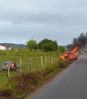 [Vídeo] Policial Militar se envolve em acidente e carro fica em chamas