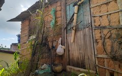 Maragogi: casa de taipa corre risco de desabar no Adélia Lira