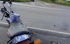 Colisão entre carro e moto no Sertão provoca queda de poste de energia elétrica