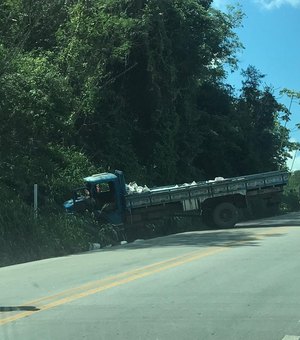 Falta de freios causa acidente com caminhão em São Miguel dos Campos