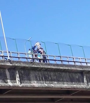 Mesmo com grades de proteção, homem tenta pular da Ponte do Reginaldo