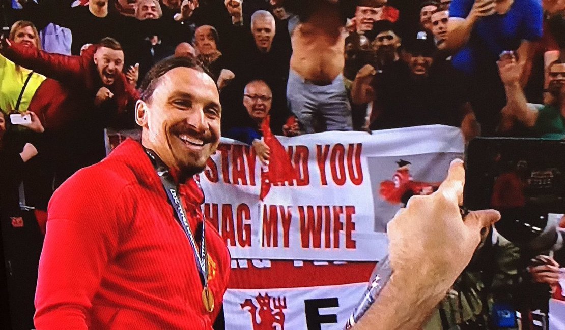Em faixa, torcedor 'promete' esposa se Ibrahimovic ficar no Manchester United