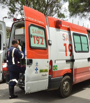 Homens são baleados dentro de táxi em tentativa de homicídio em Maceió 