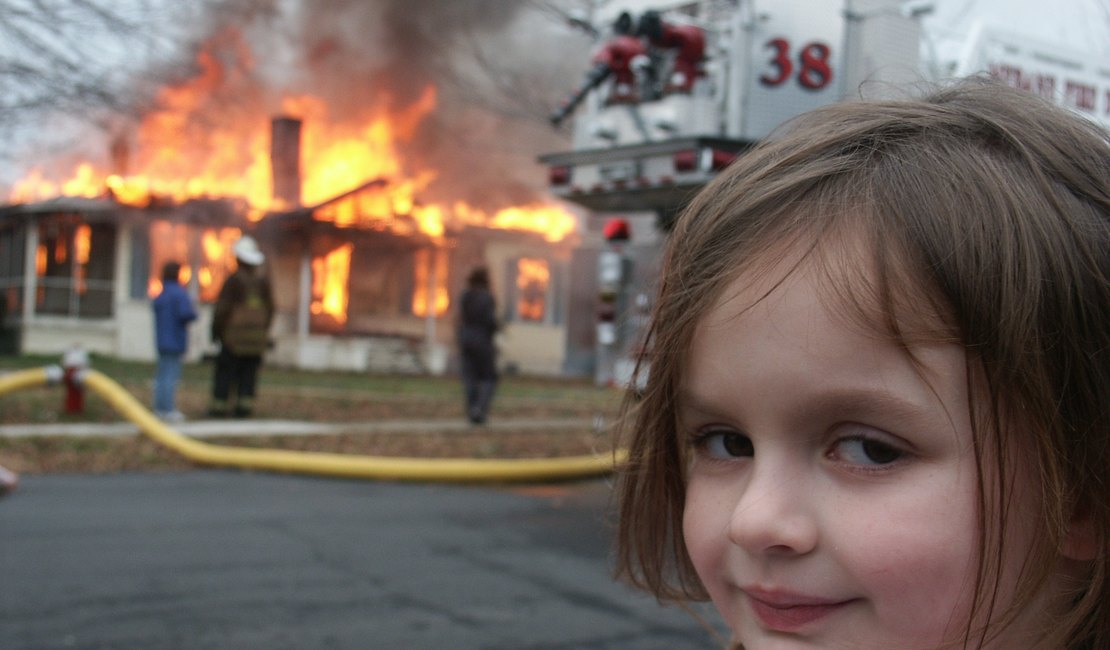Meme de garota em frente a um incêndio é vendido por R$ 2,5 milhões