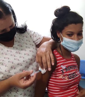 Crianças são vacinadas contra covid-19 em Maragogi